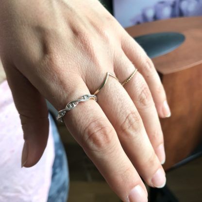 DNA Ring Silber am Zeigefinger getragen