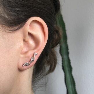 DNA Ear-Climber in Silber am Ohr