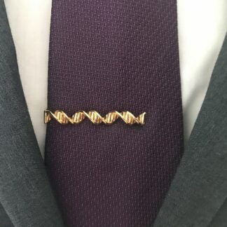 Krawatte mit einer goldenen DNA Krawattenspange