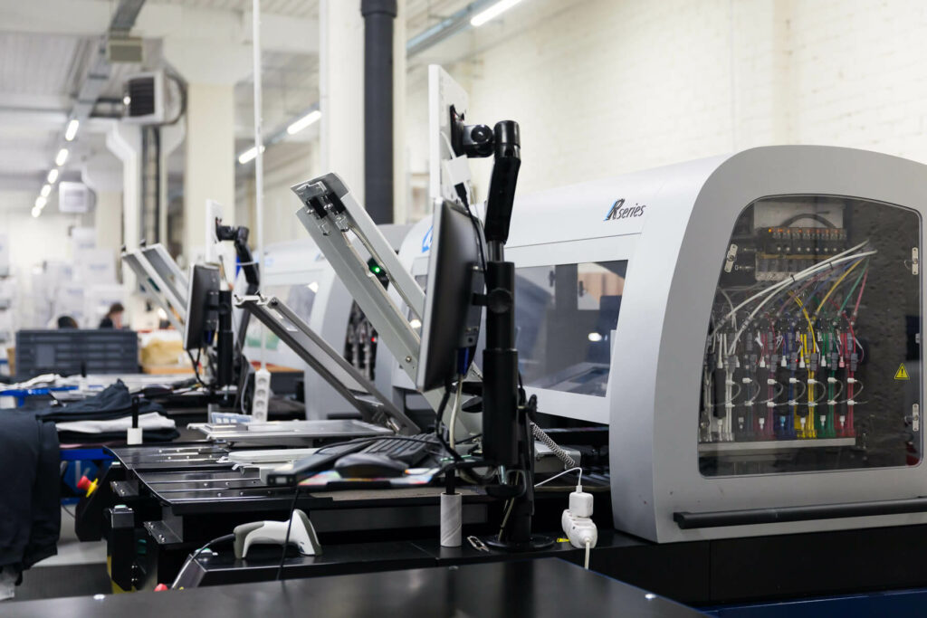 T-Shirt Drucker die T-Shirts mit Wissenschaftswitzen bedrucken.